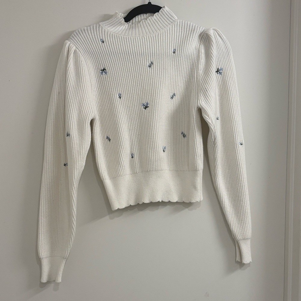 ASTR Elegant White Ribbed Sweater with Floral Accents
